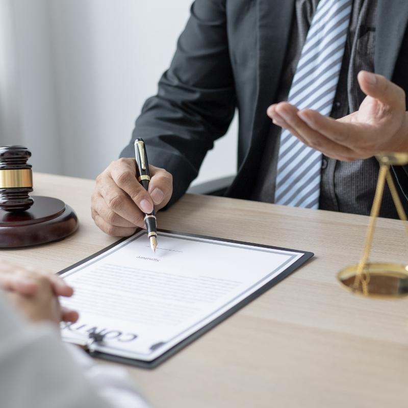 Cómo contratar un traductor jurado en España: precios, requisitos y proceso paso a paso